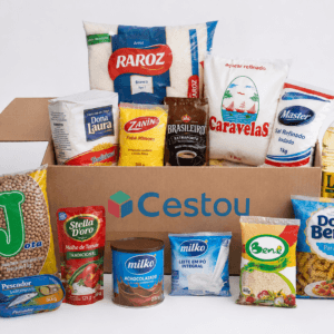 Cesta básica Cestou montada com produtos alimentícios variados em caixa de papelão, incluindo arroz, feijão, açúcar, café, macarrão, leite em pó, óleo, molho de tomate, farinha, fubá, sardinha, sal, achocolatado e tempero completo.