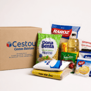 Cesta Doação 3 da Cestou com caixa de papelão personalizada e alimentos essenciais, em foto profissional com fundo claro.