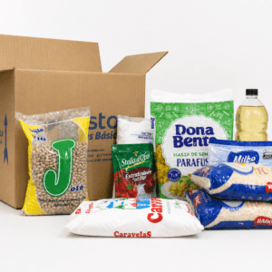 Cesta básica para doação com alimentos essenciais e produtos variados